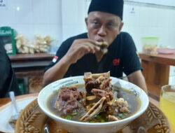 Mengapa Rawon Tak Pernah Sepi Peminat: Sebuah Perjalanan Rasa Melintasi Warisan Kuliner Nusantara